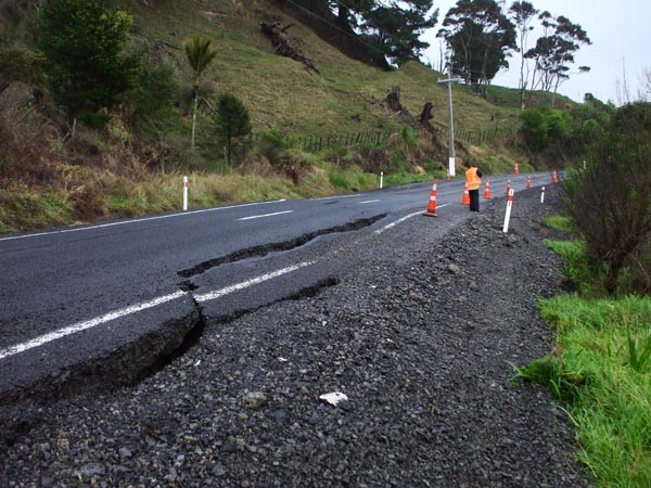 An example of the cracking occurring on Punt Hill